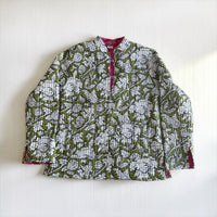 Casaco-Kimono GRINE reversível em algodão acolchoado verde com padrão floral e interior em rosa choque.