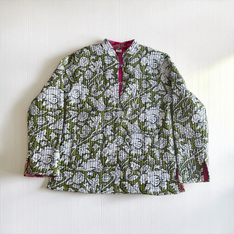 Casaco-Kimono GRINE reversível em algodão acolchoado verde com padrão floral e interior em rosa choque.