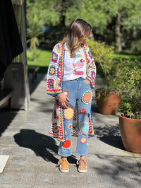 Casaco/kimono comprido GRINE de crochet multicolorido, com padrão de quadrados e flores, em ponto aberto. Combina com calças de ganga.