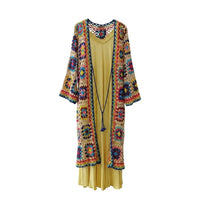 Casaco/kimono comprido GRINE de crochet multicolorido com ponto aberto, gola azul e cordão com borla. Combina com vestido amarelo.