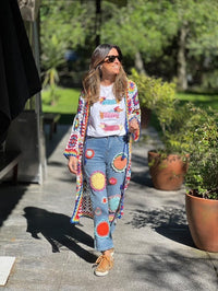 Casaco/kimono comprido de crochet GRINE em multicor, com ponto aberto e apliques coloridos. Peça artesanal com caimento leve.