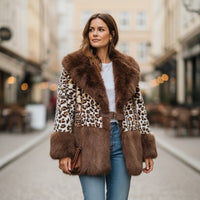 Modelo veste casaco GRINE Royal Chic com padrão de leopardo e detalhes em pêlo castanho, combinado com jeans e ténis.