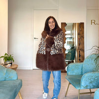 Mulher a usar casaco GRINE Royal Chic com padrão de leopardo e acabamentos em pêlo castanho num ambiente interior