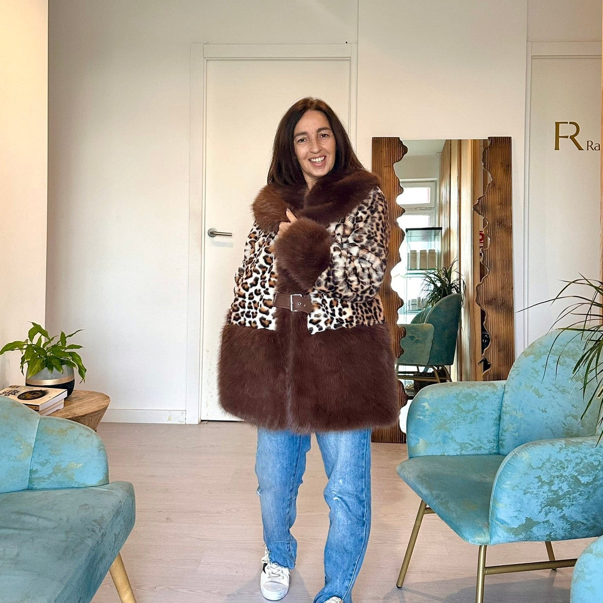 Mulher a usar casaco GRINE Royal Chic com padrão de leopardo e acabamentos em pêlo castanho num ambiente interior