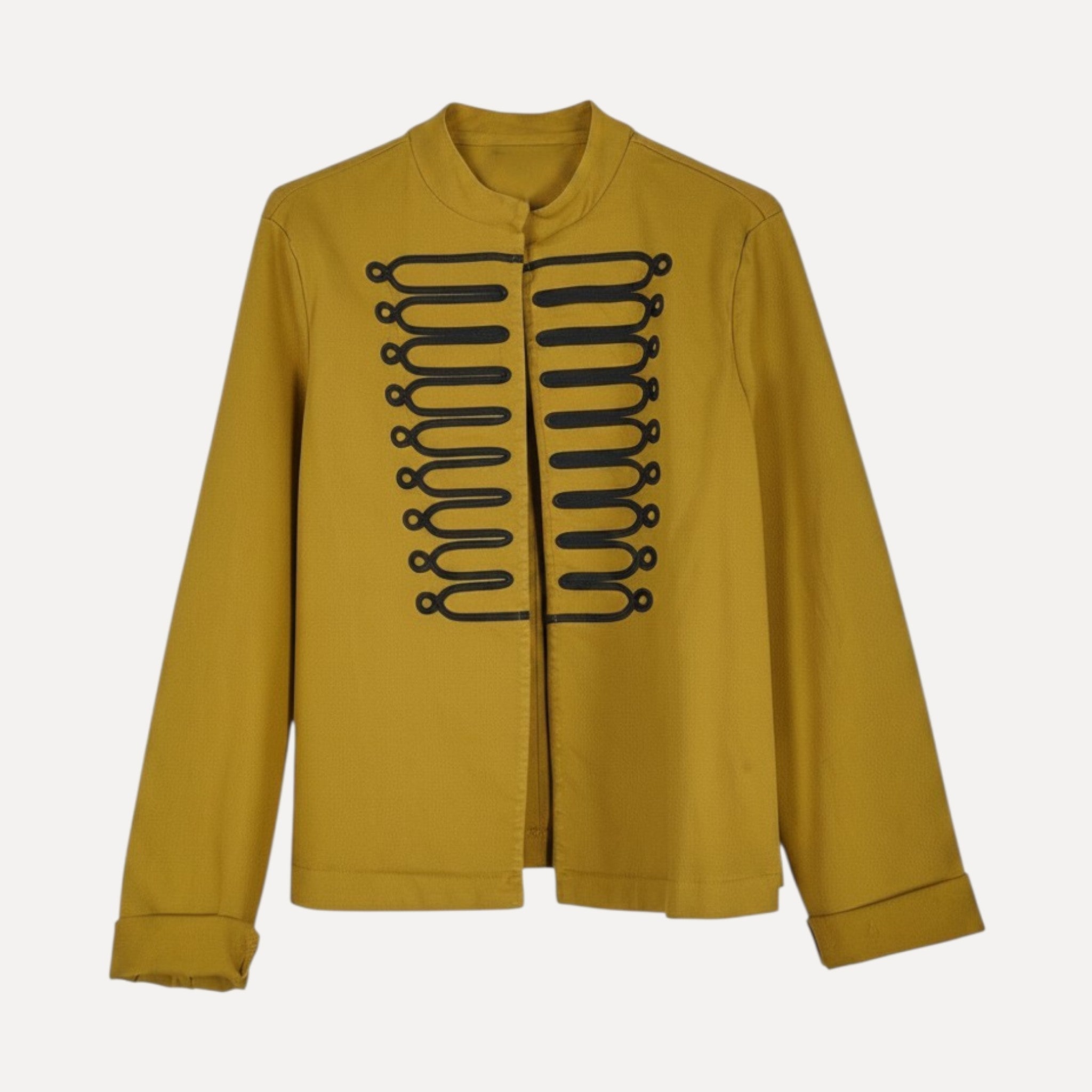 Casaco GRINE amarelo mostarda de estilo militar com alamares pretos em relevo e gola mao, em algodão e elastano.