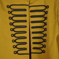 Casaco GRINE amarelo mostarda de estilo militar com alamares pretos em relevo e gola mao, em algodão e elastano.