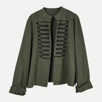 Casaco GRINE verde militar de algodão com alamares pretos estilo hussardo e gola mao, design urbano e sofisticado.