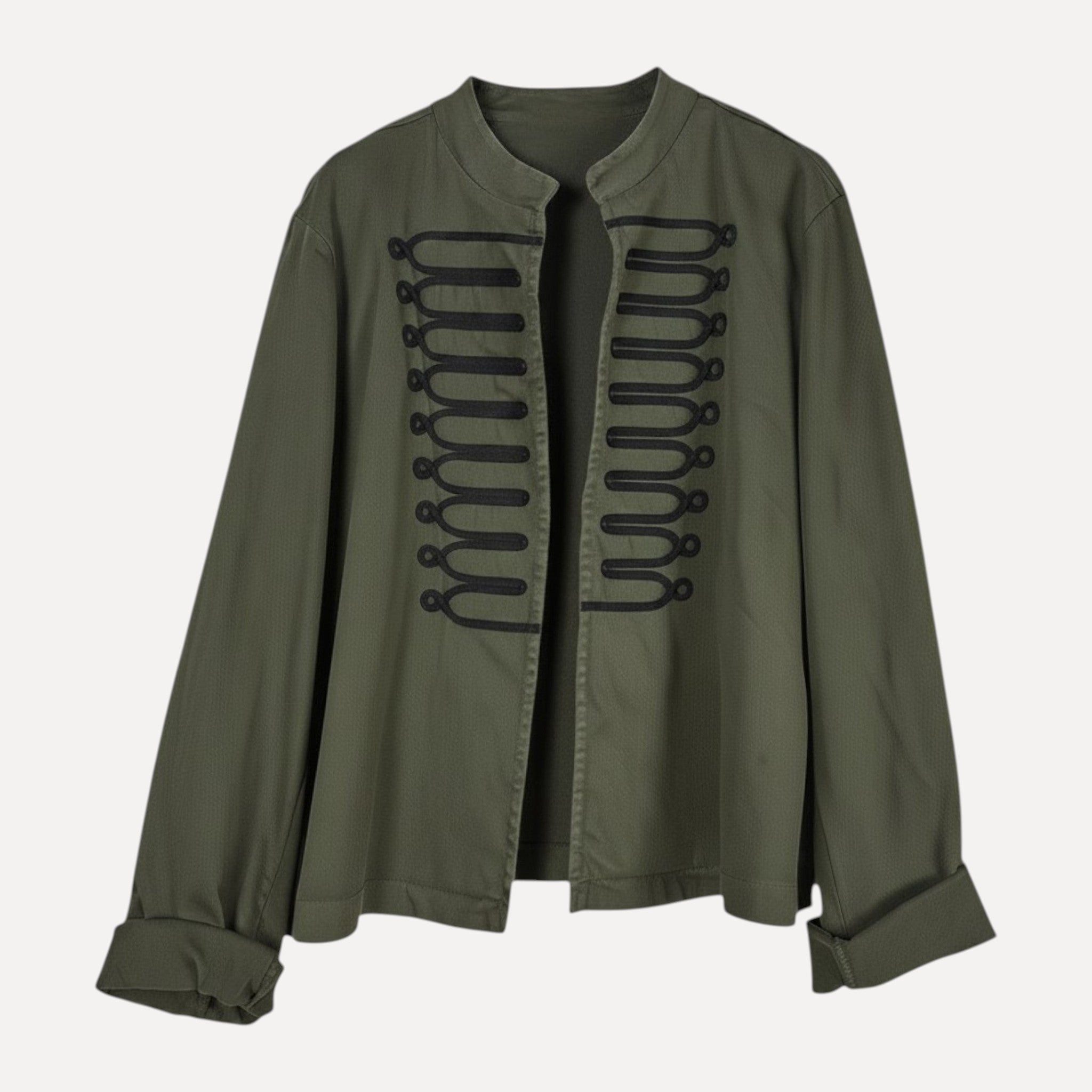 Casaco GRINE verde militar de algodão com alamares pretos estilo hussardo e gola mao, design urbano e sofisticado.