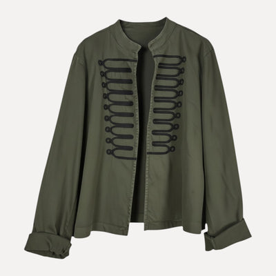 Casaco GRINE verde militar de algodão com alamares pretos estilo hussardo e gola mao, design urbano e sofisticado.