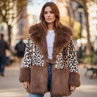 Modelo veste casaco GRINE Royal Chic com padrão de leopardo e detalhes em pêlo castanho num ambiente urbano