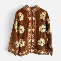 Casaco Grine de veludo camel com bordados florais estilo Suzani, gola subida e acabamentos detalhados.