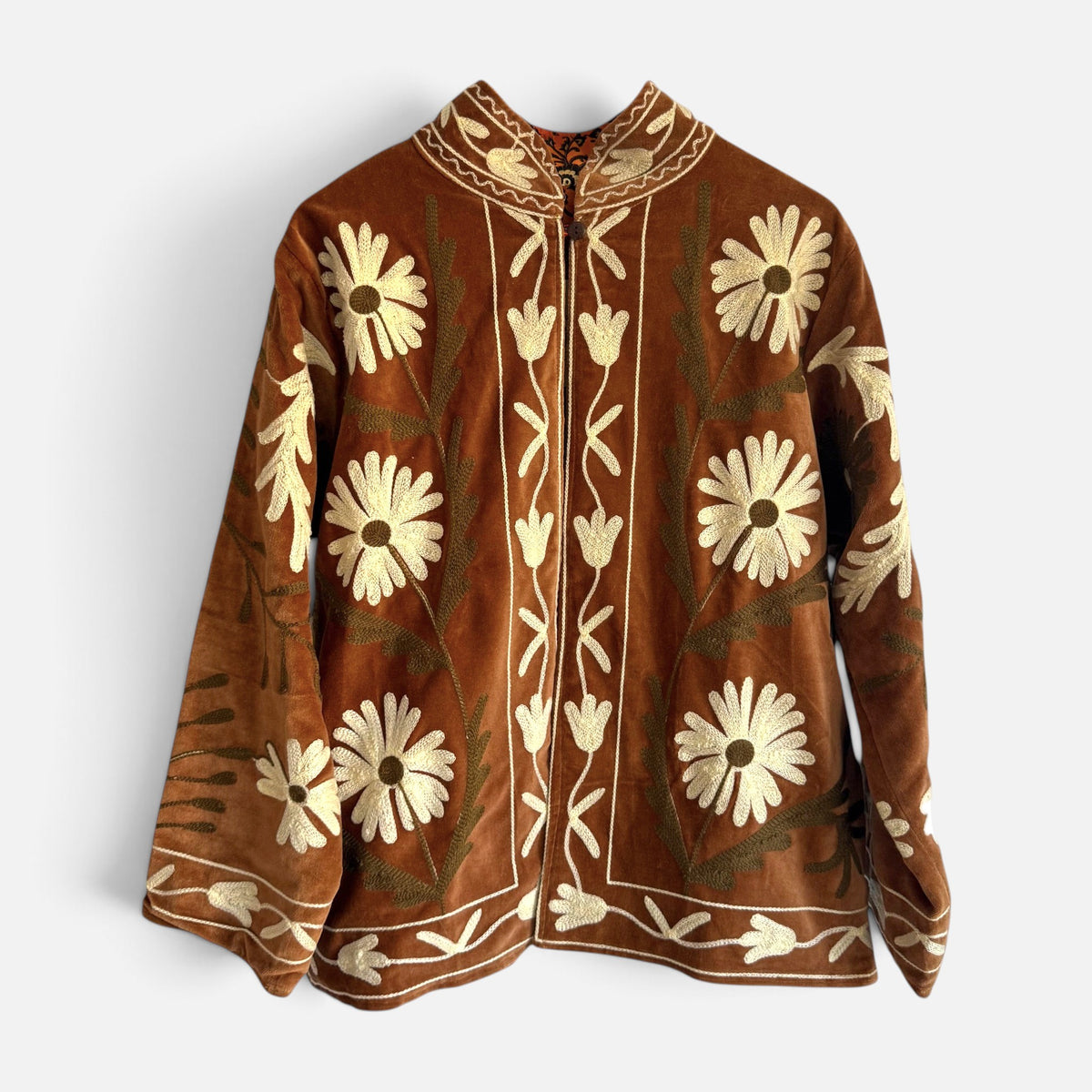 Casaco Grine de veludo camel com bordados florais estilo Suzani, gola subida e acabamentos detalhados.