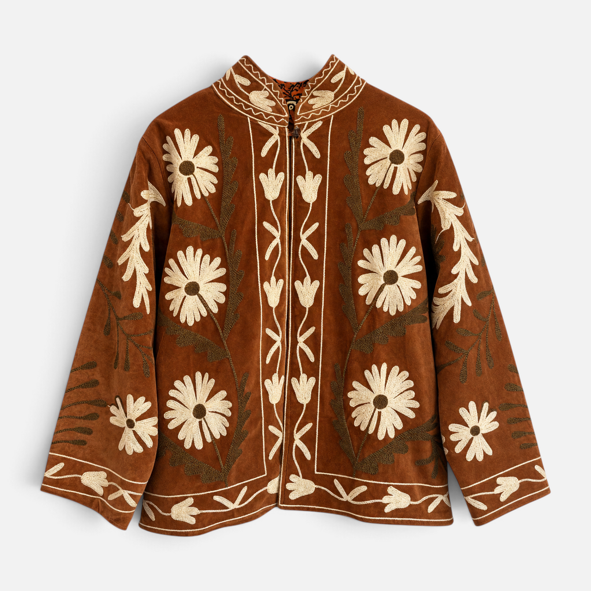 Casaco Grine de veludo camel com bordados florais estilo Suzani, gola subida e acabamentos detalhados.