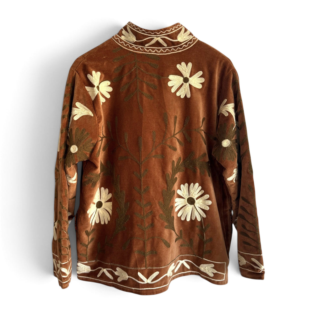 Casaco Grine de veludo camel com bordados florais estilo Suzani, gola subida e detalhes botânicos em tons suaves.