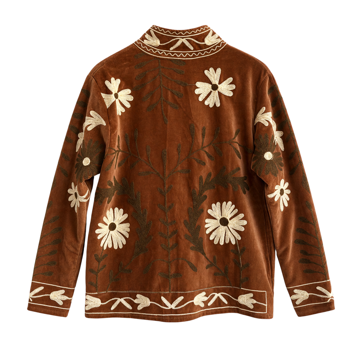 Casaco Grine de veludo camel com bordados florais estilo Suzani, gola subida e detalhes botânicos em tons claros.