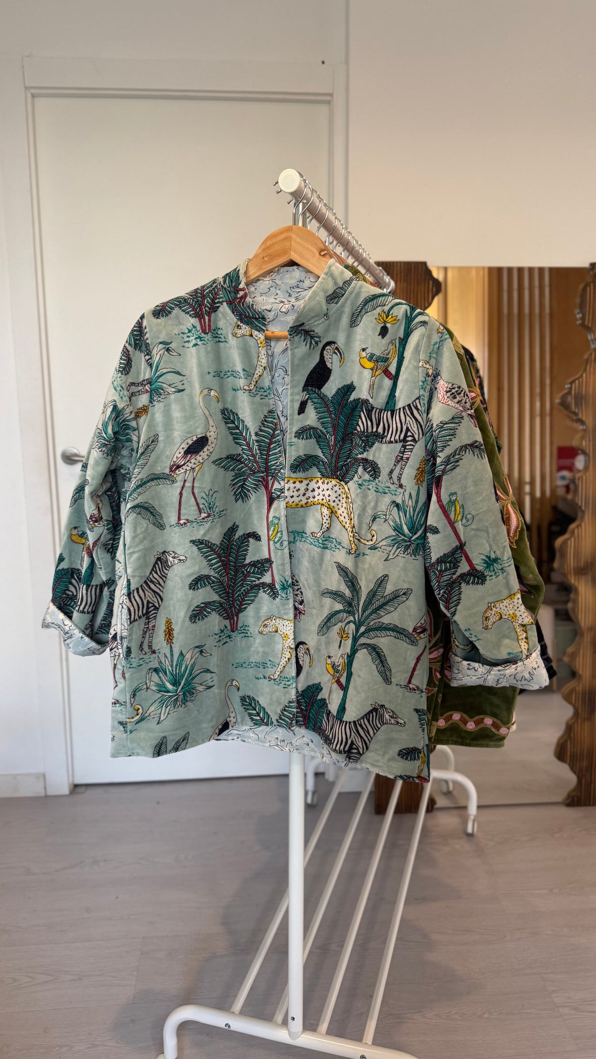 Casaco GRINE de veludo verde com estampado de animais e plantas tropicais, estilo boémio com bolsos laterais.