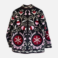 Casaco Grine de veludo preto com bordados florais estilo Suzani em tons de rosa e vermelho, vista traseira.