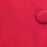 Detalhe do tecido vermelho em viscose do casaco GRINE com botão forrado no mesmo tom