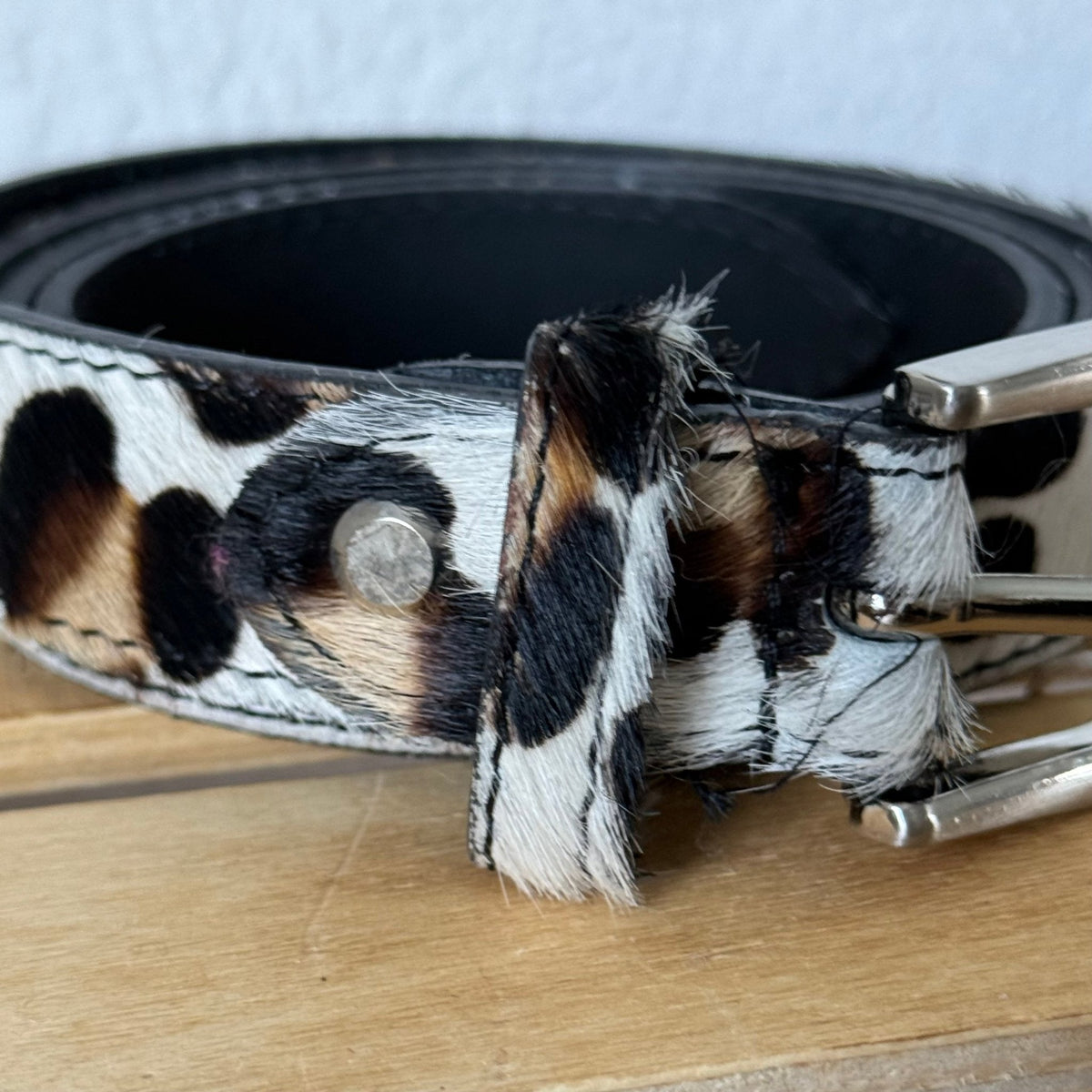 Cinto GRINE de couro com pelo e padrão leopardo branco e castanho, com 2,5 cm de largura e fivela metálica.