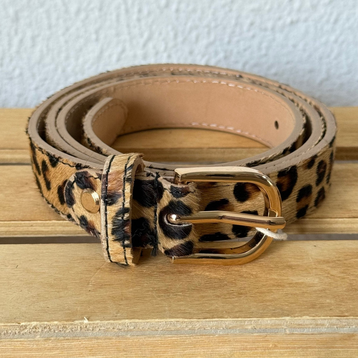 Cinto GRINE de couro com padrão animal print de leopardo e fivela dourada, 2,5 cm de largura.