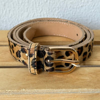 Cinto GRINE de couro com padrão animal print de leopardo e fivela dourada, 2,5 cm de largura.