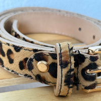 Cinto GRINE de couro com pelo estampado de leopardo e fivela dourada, 2,5 cm de largura.