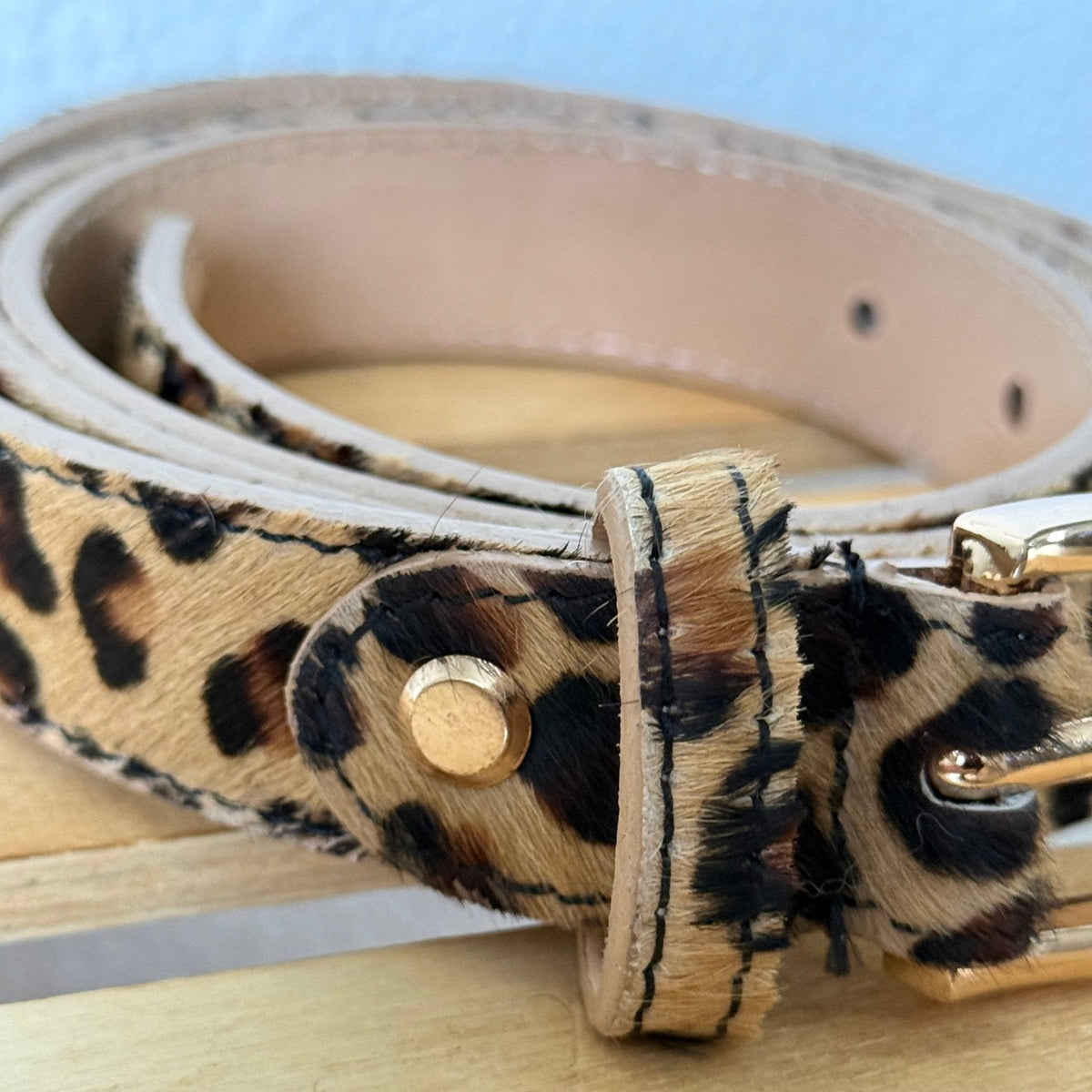Cinto GRINE de couro com pelo estampado de leopardo e fivela dourada, 2,5 cm de largura.
