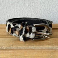 Cinto GRINE de couro com pelo estampado leopardo branco e castanho, fivela metálica prateada, 2,5 cm de largura.