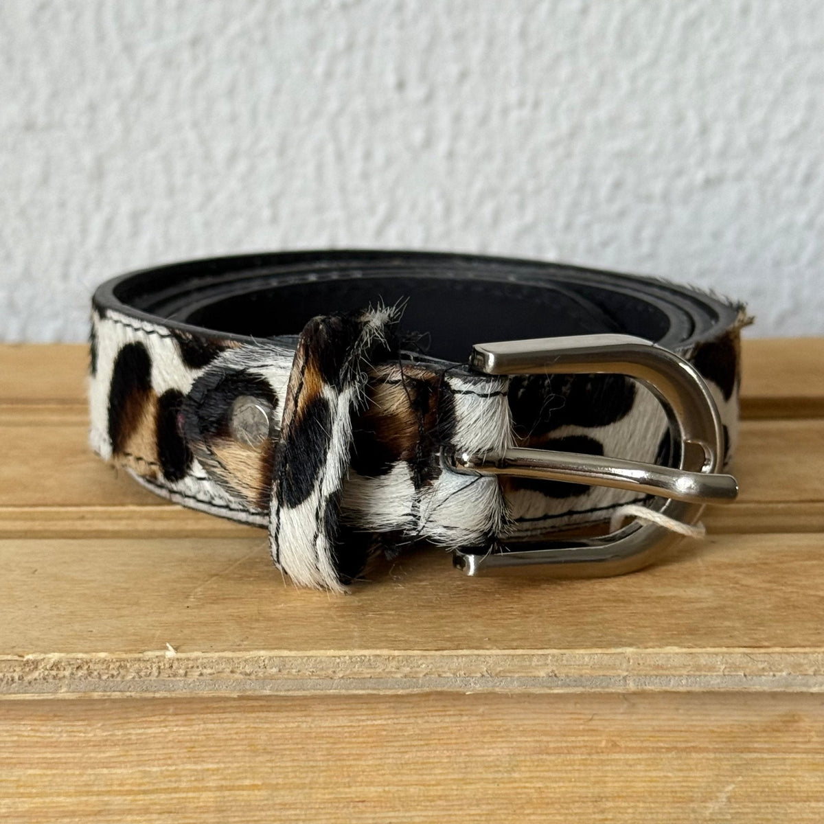 Cinto GRINE de couro com pelo estampado leopardo branco e castanho, fivela metálica prateada, 2,5 cm de largura.