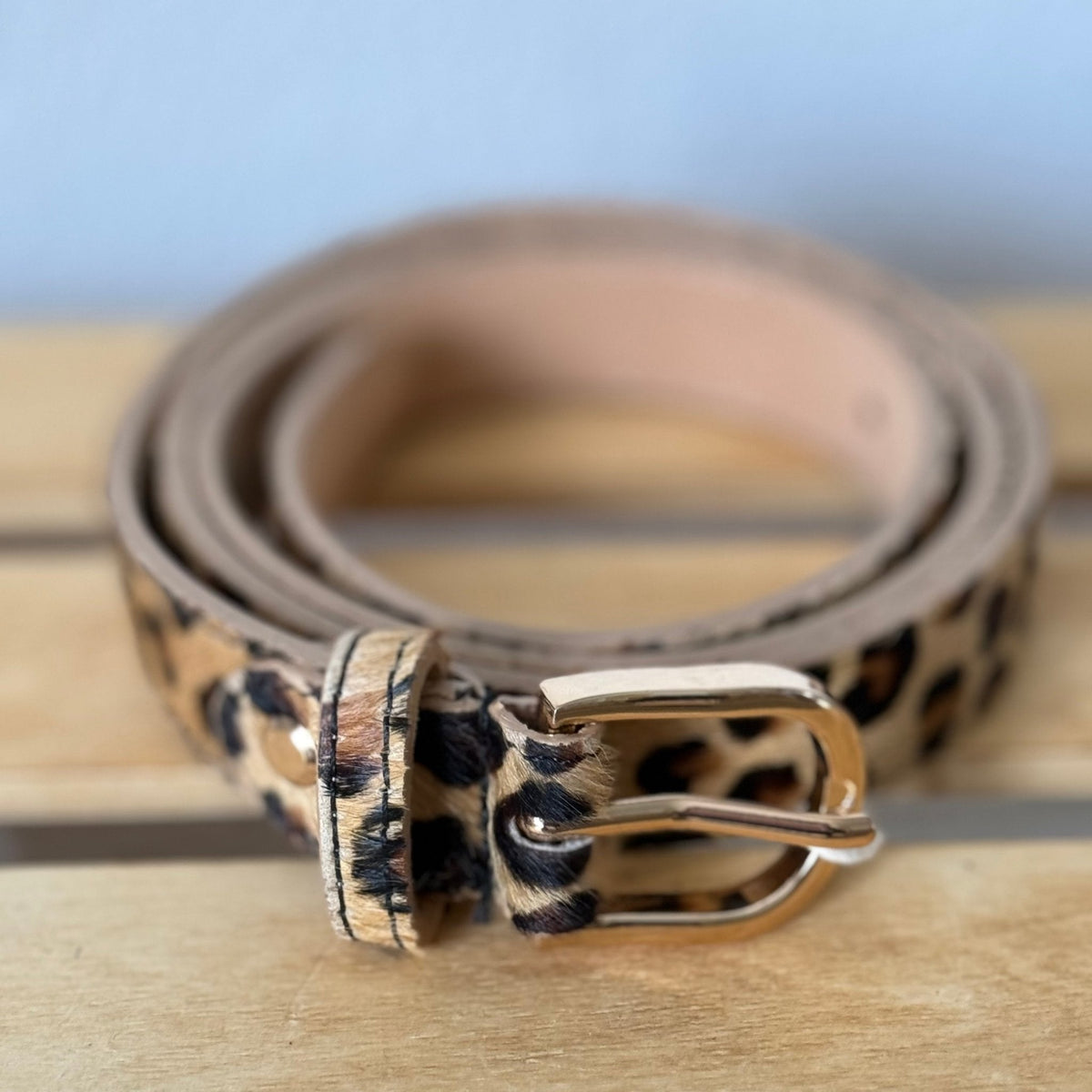 Cinto GRINE de couro com padrão animal print de leopardo e fivela metálica dourada, 2,5 cm de largura.