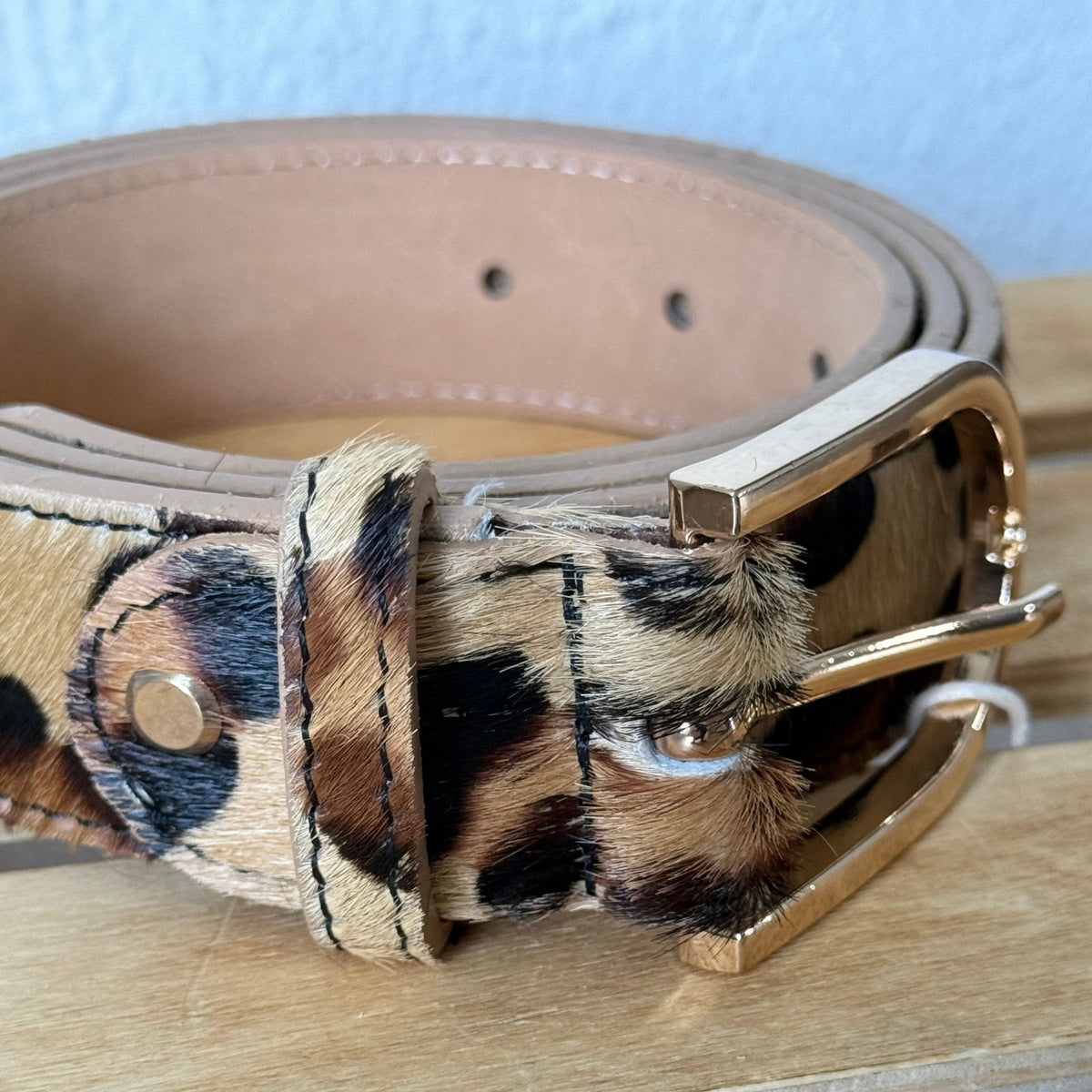 Cinto GRINE de couro com padrão animal print de leopardo, 3,5 cm de largura e fivela metálica dourada.
