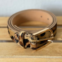 Cinto GRINE de couro com padrão leopardo e fivela dourada, 3,5 cm de largura, estilo animal print elegante.