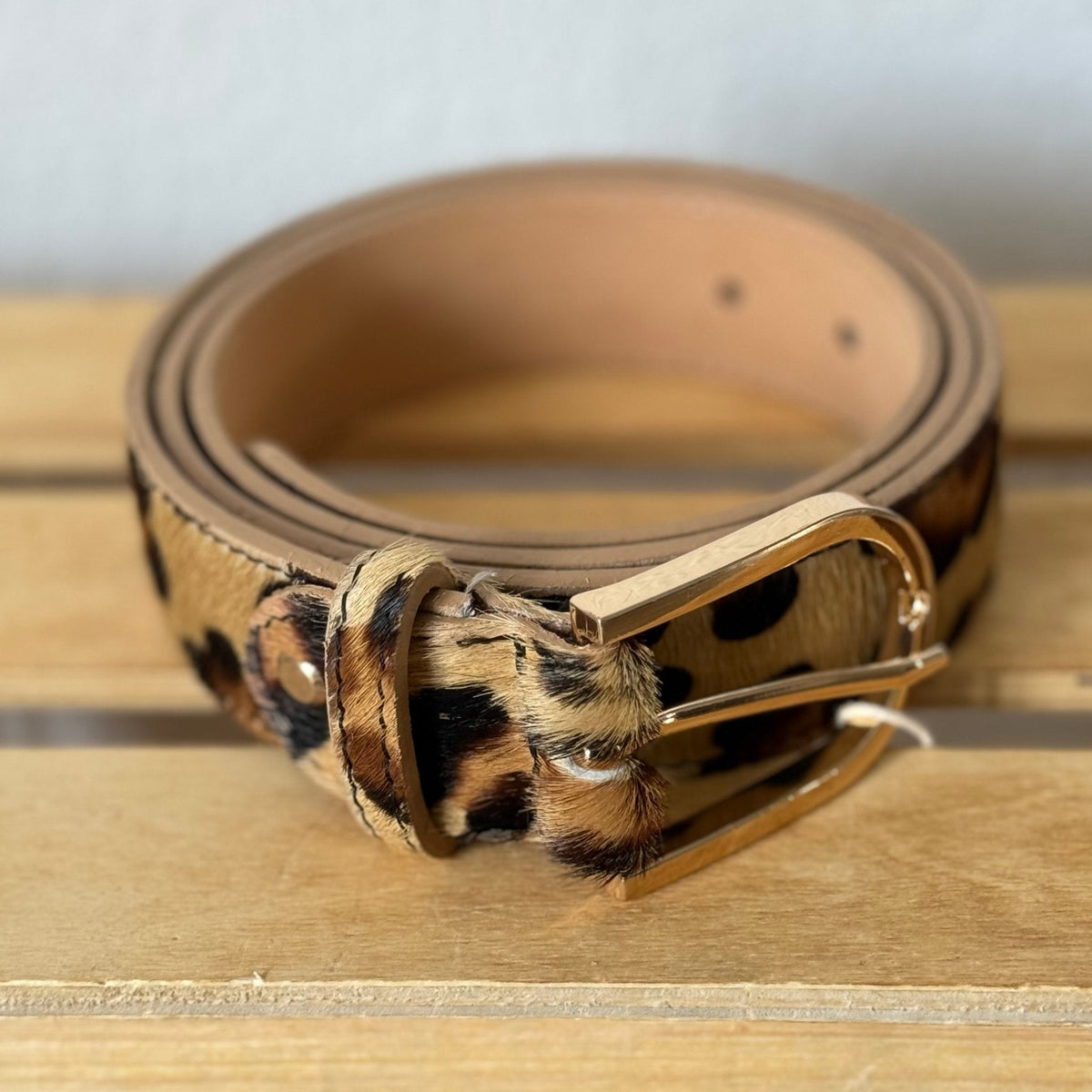 Cinto GRINE de couro com padrão leopardo e fivela dourada, 3,5 cm de largura, estilo animal print elegante.