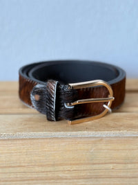 Cinto GRINE de couro com textura de pelo de vaca castanho e fivela metálica dourada de 3,5 cm