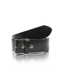 Cinto GRINE em couro preto com fivela metálica em forma de chifre, acessório elegante e resistente.