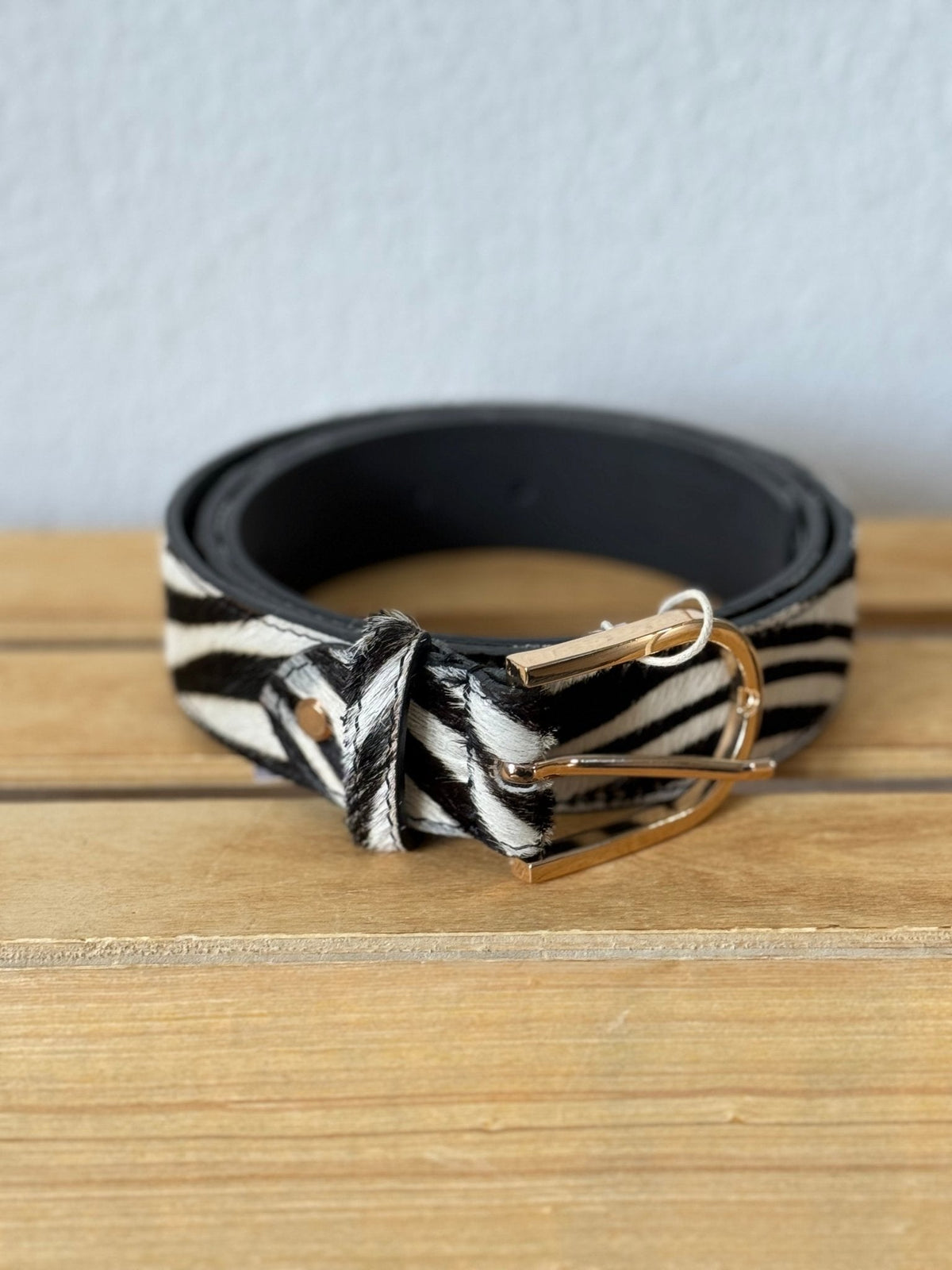 Cinto GRINE de couro com padrão de pelo de zebra e fivela metálica dourada, 3,5 cm de largura.