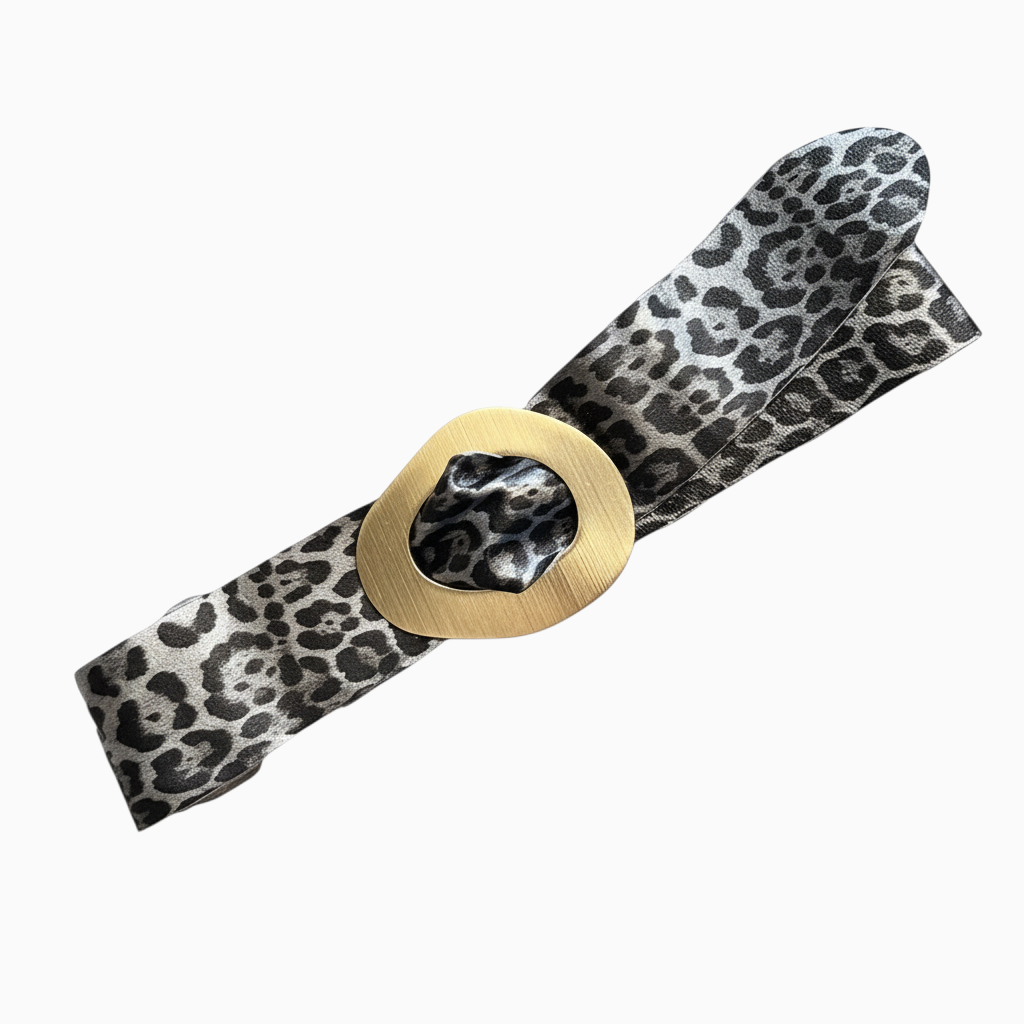 Cinto largo de pele GRINE com padrão de leopardo em tons prateados e fivela dourada grande e arredondada