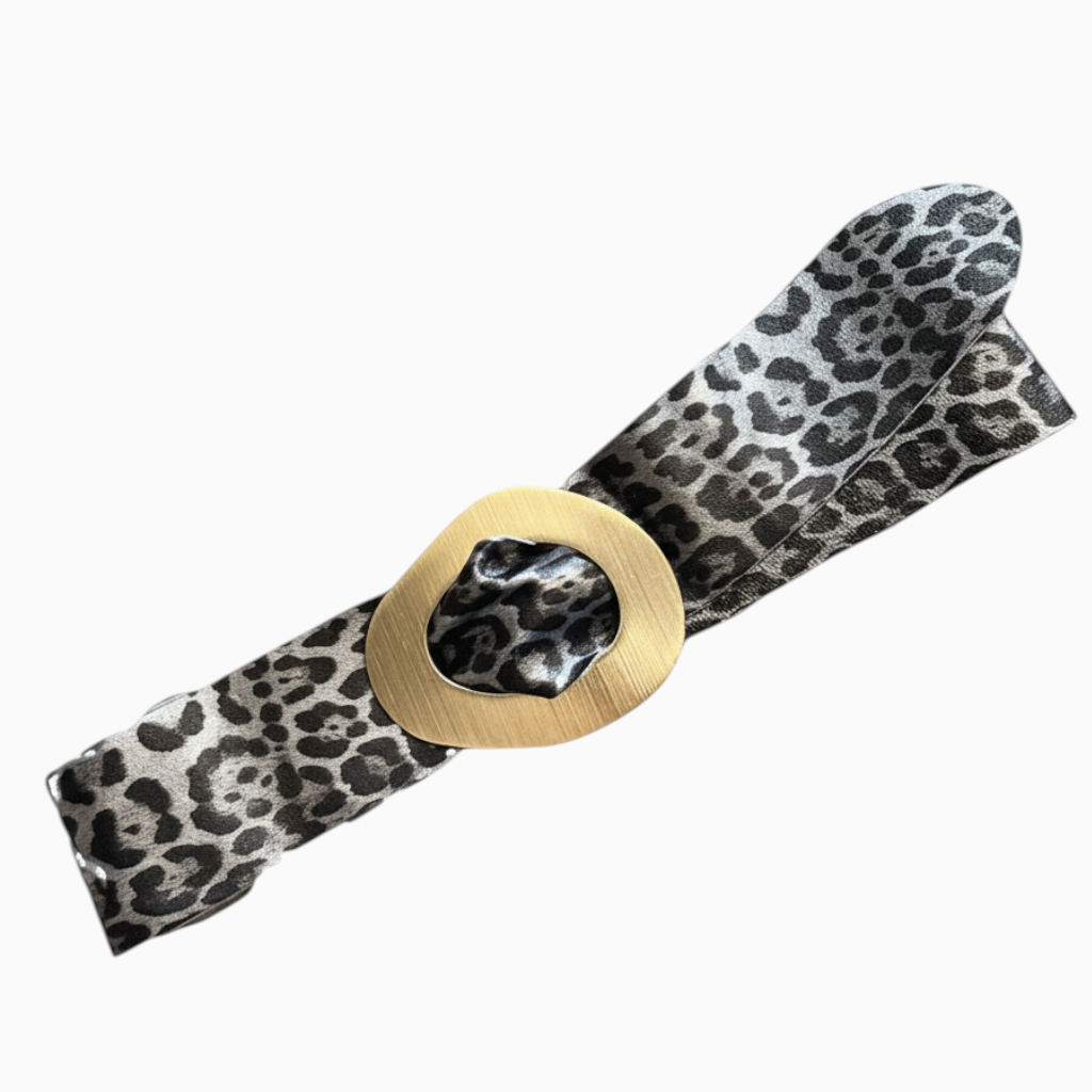 Cinto largo de pele GRINE com padrão de leopardo em tons prateados e fivela dourada grande