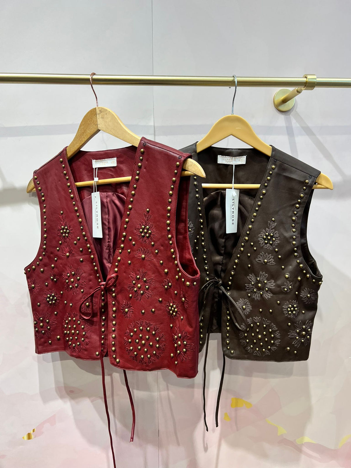 Colete Chester GRINE em PU bordeaux e castanho com bordados detalhados e tachas metálicas, fecho frontal com atilho.
