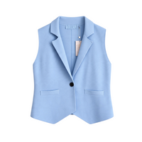 Colete de malha GRINE azul claro com lapelas, fecho de um botão e bolsos frontais, corte confortável e elegante.