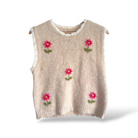 Colete de malha bege GRINE com flores bordadas em rosa e detalhes em branco nas bordas