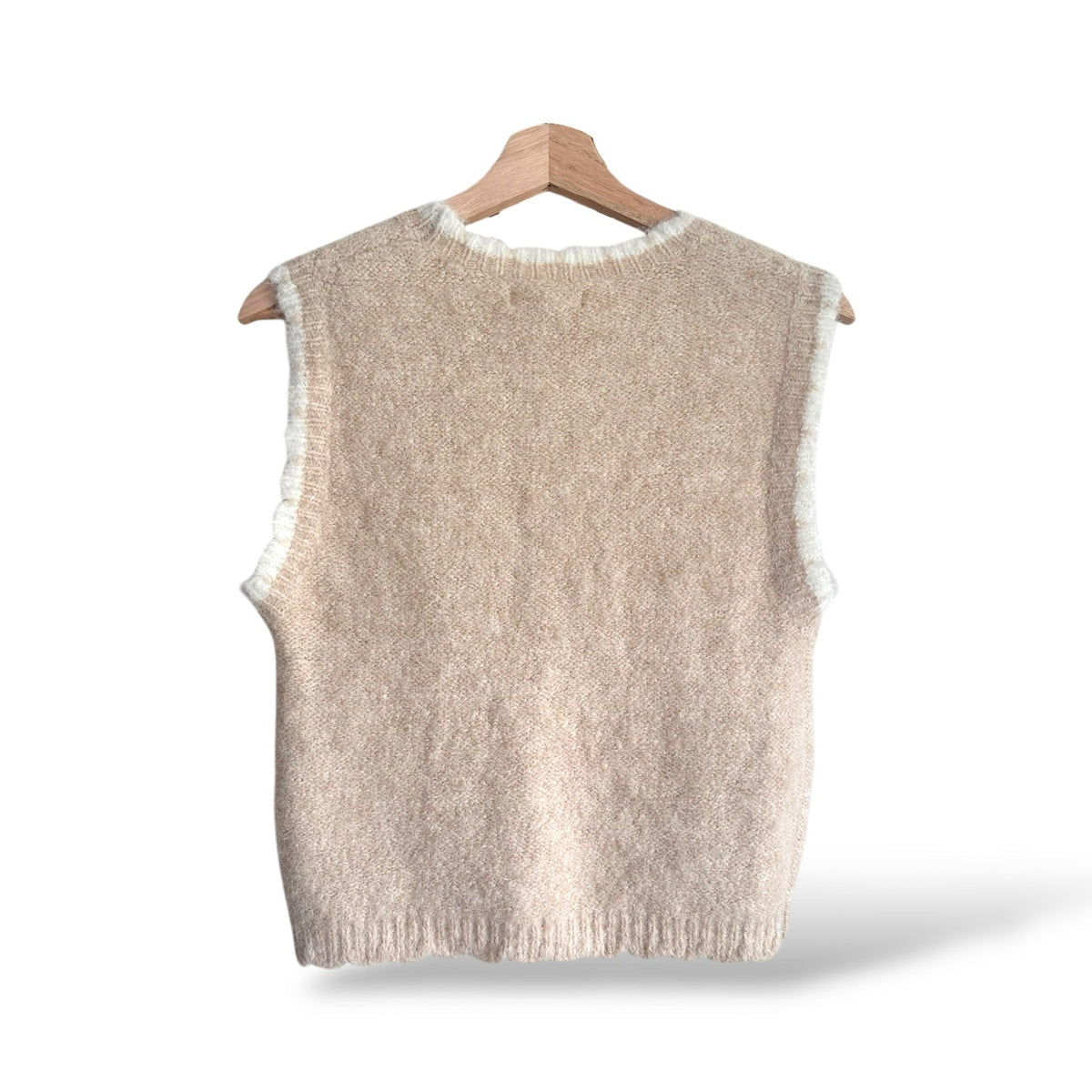 Colete de malha bege GRINE com acabamento texturizado e gola redonda, ideal para sobreposições casuais.