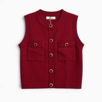 Colete de malha GRINE bordeaux com textura acolchoada, botões dourados trabalhados e dois bolsos frontais.