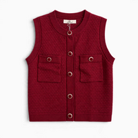Colete de malha GRINE bordeaux com textura acolchoada, bolsos frontais e botões decorativos trabalhados