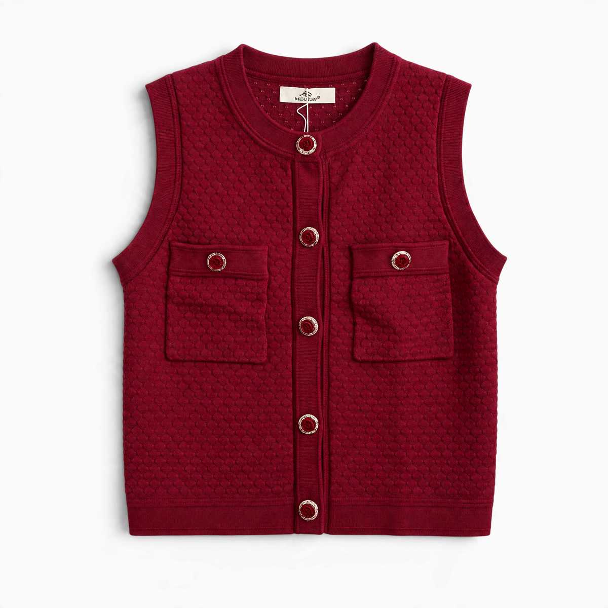 Colete de malha GRINE bordeaux com textura acolchoada, bolsos frontais e botões decorativos trabalhados