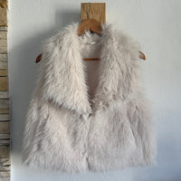 Colete de pêlo sintético bege da GRINE, modelo Lorena com gola larga, ideal para looks sofisticados e quentes.