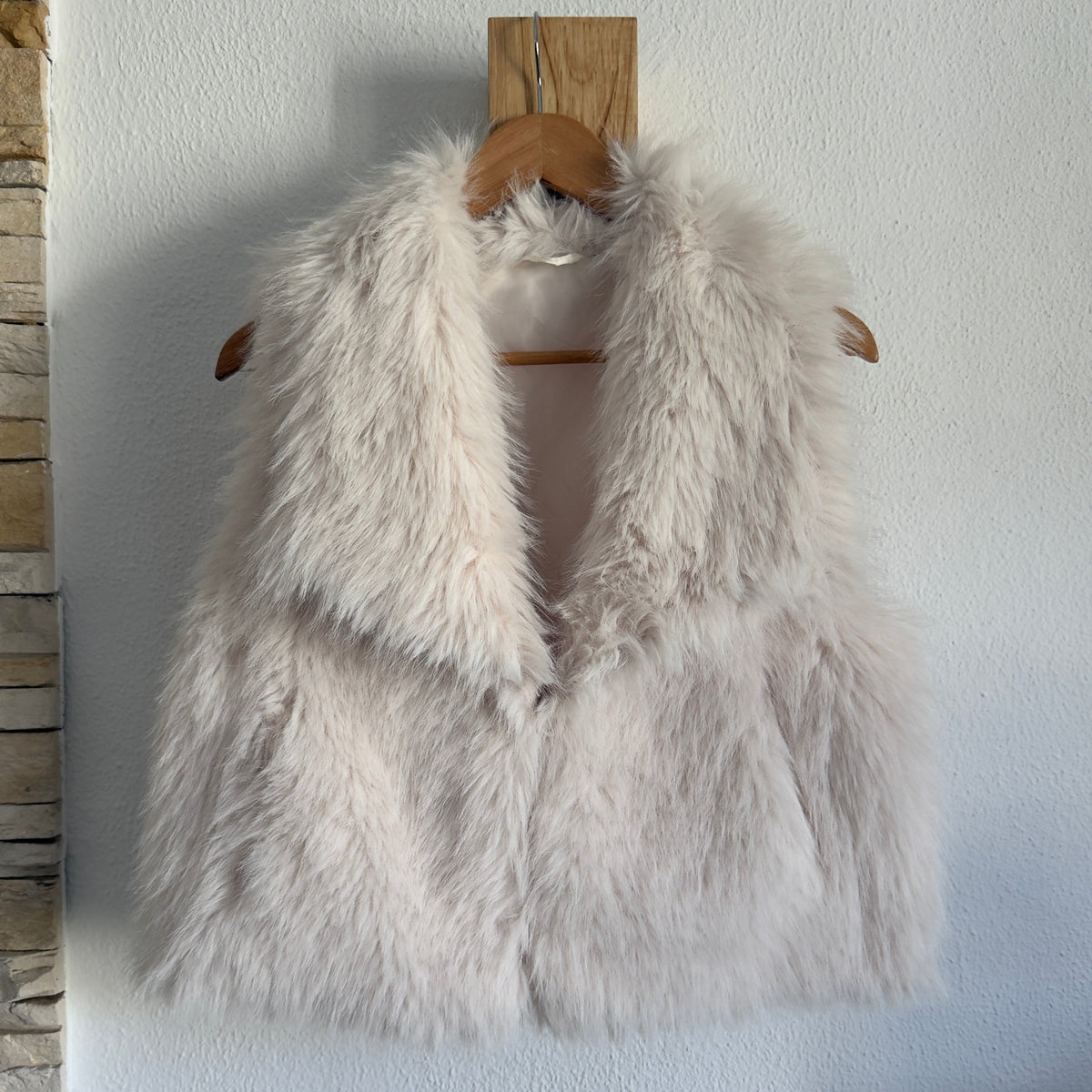 Colete de pêlo sintético bege da GRINE, modelo Lorena com gola larga, ideal para looks sofisticados e quentes.