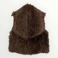 Colete de pêlo castanho GRINE com gola larga, peça elegante e quente para looks sofisticados de inverno.