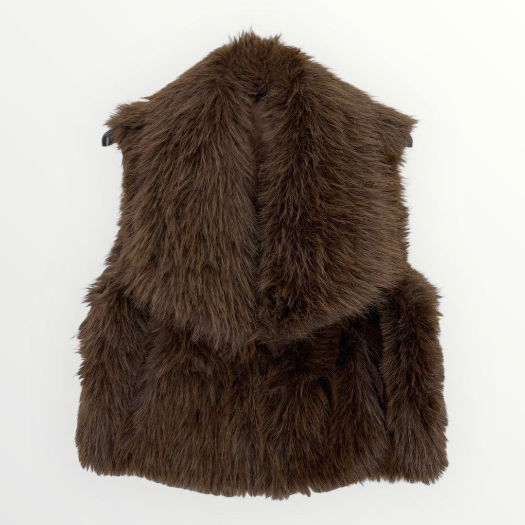 Colete de pêlo castanho GRINE com gola larga, peça elegante e quente para looks sofisticados de inverno.
