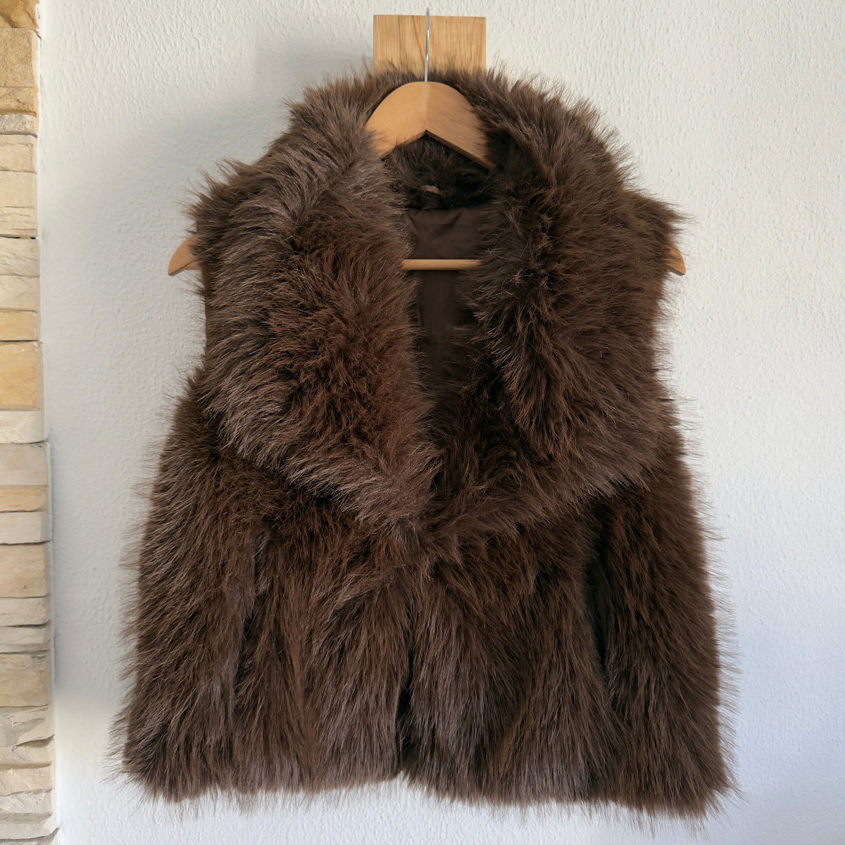 Colete de pêlo castanho GRINE com gola larga, elegante e quente, ideal para um look sofisticado de inverno.